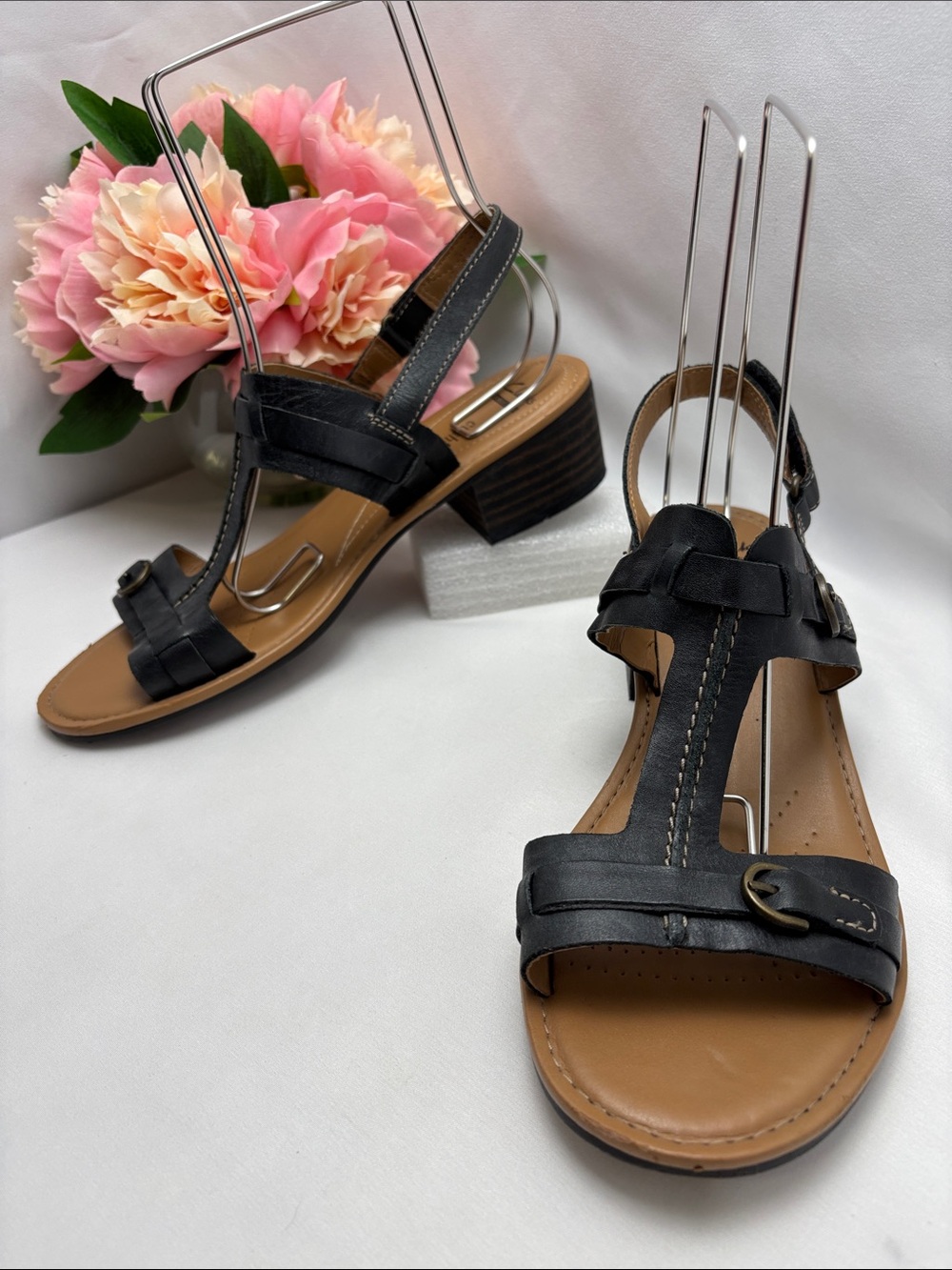Clarks Women 9W‎ Laurieann Kay Black T-Strap Low Block Heel Sandals #402